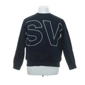 Svea sweatshirt - Mörkblå SVEA sweatshirt med fickor. Använt några få gånger men bra skick. Oversized 