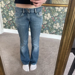 Disel jeans - Super snygga disel jeans i storlek W26 L32 Går precis ned till marken på mig som är 166. Skriv privat för fler bilder eller mått. Pris kan diskuteras.