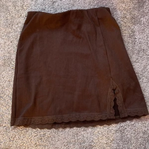 Kjol - En brun ribbad kjol. Endast använd ett fåtal gånger så som i nytt skick. Nypris 150kr. Skriv för fler bilder!❤️‍🔥