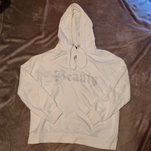 Hoodie  - vit hoodie med rhinestones, väldigt mjukt och det kan hålla dig varm! (KLICKA INTE PÅ "KÖP NU")