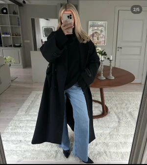 NA-KD Jeans med rå kant - De här jeansen har hög midjepassform. De har ett rakt ben och en femficksdesign. De här jeansen har en rå söm på nederdelen. De här jeansen kommer i ljusblått