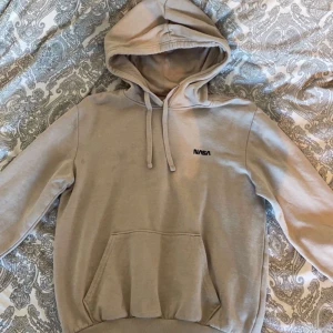 Nasa hoodie - Beige nasa hoodie i strl xs. Obs notera att de finns fläckar på den, se bild 3❤️