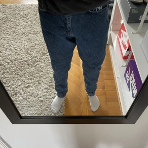 Jeans - Blå jeans med tryck på baksidan. Aldrig använda.