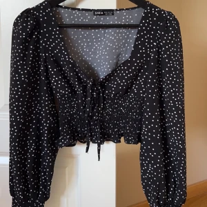 Gullig topp - Prickig topp med flera fina detaljer! I bra skick 🤍 skriv vid frågor 