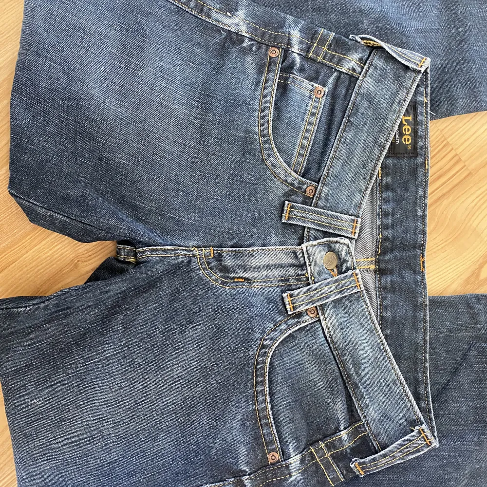 Äkta lee jeans köpta här på plick ! Säljer då de inte rikigt är min stil😊 Är mörkblå - mest som på sista bilden, skriv för fler bilder! Info: Midjemått : ca 81 cm Innerbensläng : ca 79 cm. Jeans & Byxor.