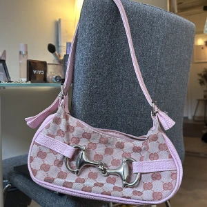 Vintage Väska  - Väska som är köpt secondhand, därav finns tecken på användning! 