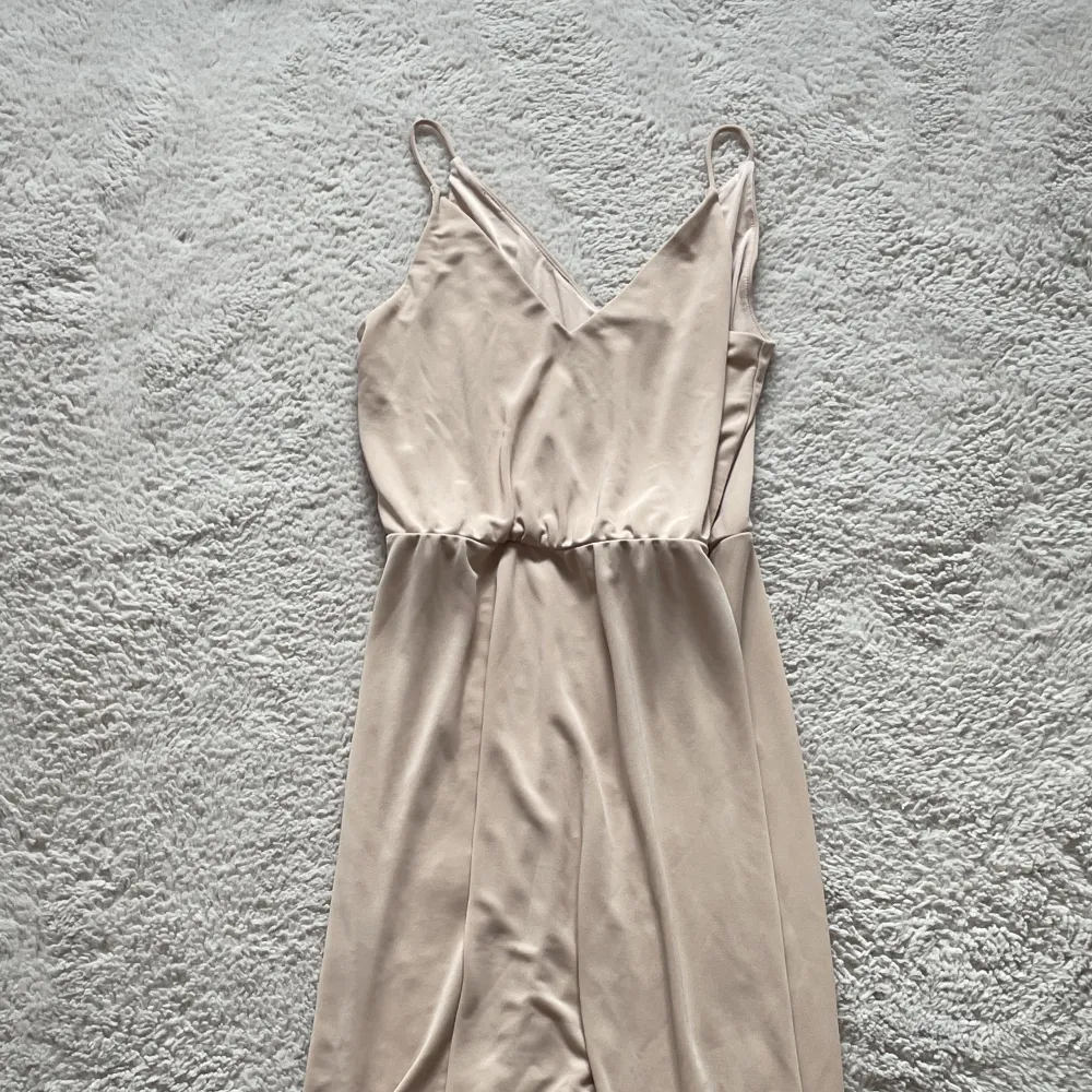  Jag har använt klänningen ca 2-3 gånger men den är i ett väldigt bra skick! Köpt sommaren 2022! (Den är ganska lång). Klänningar.