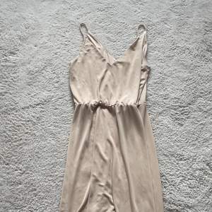 Jag har använt klänningen ca 2-3 gånger men den är i ett väldigt bra skick! Köpt sommaren 2022! (Den är ganska lång)