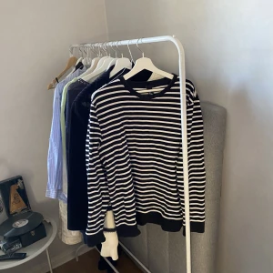 Randig  - Distressed i nacken. Dm för mer bilder, möts i Stockholm🌻🌻