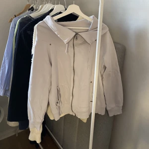 Zipup - Dm för mer bilder, möts i Stockholm🌻🌻