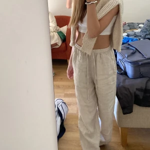 Beige linnebyxor - Säljer mina superfina linnebyxor ifrån Chelsea. Har använt dom va 2 gånger så dom är i väldigt bra skick. Säljer då jag köpt ett par andra. Nypris ca 500kr. Storlek är xs men dem passar väldigt bra på någon som har S också.