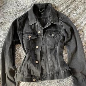 Svart jeansjacka - Svart jeansjacka från bikbok använd få gånger. Storlek XS 💕💕