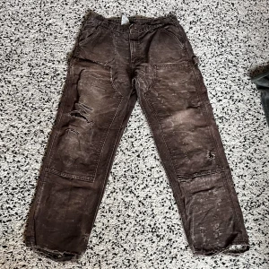 Carhartt double knees - Flertal hål över hela plagget men allt ser bra ut på. Vintage Feeling