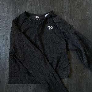 Träningströja - Croppad träningströja, superstrechtig och skön!