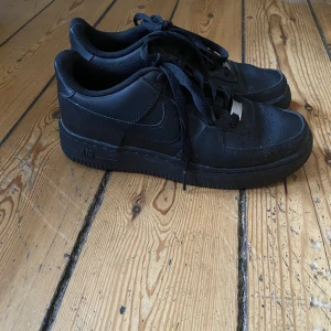 Nike air force 1 - Svarta Nike air force 1 som inte används🫶