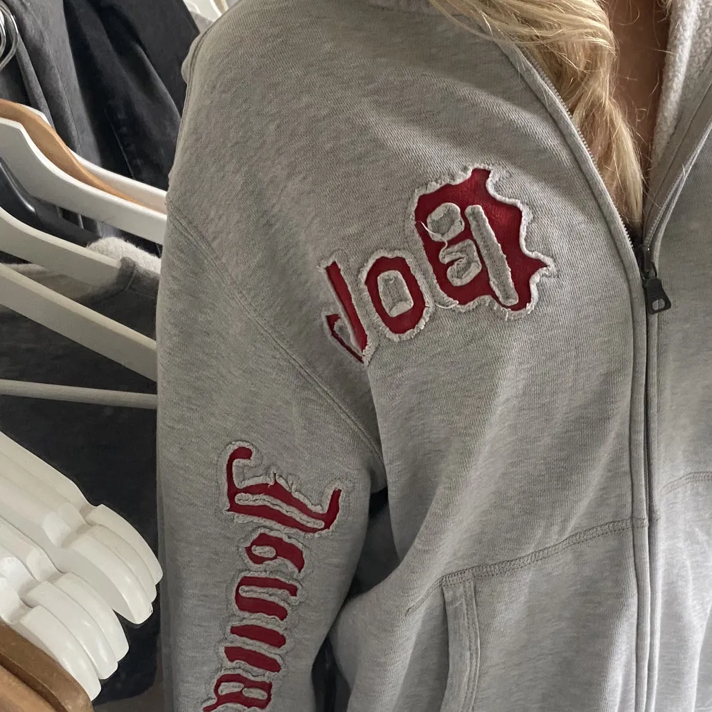 jättefin polo ralph lauren zip up, jag köpte den på sellpy så därav det billiga priset 💗 skulle säga att det är killstorlek. Hoodies.