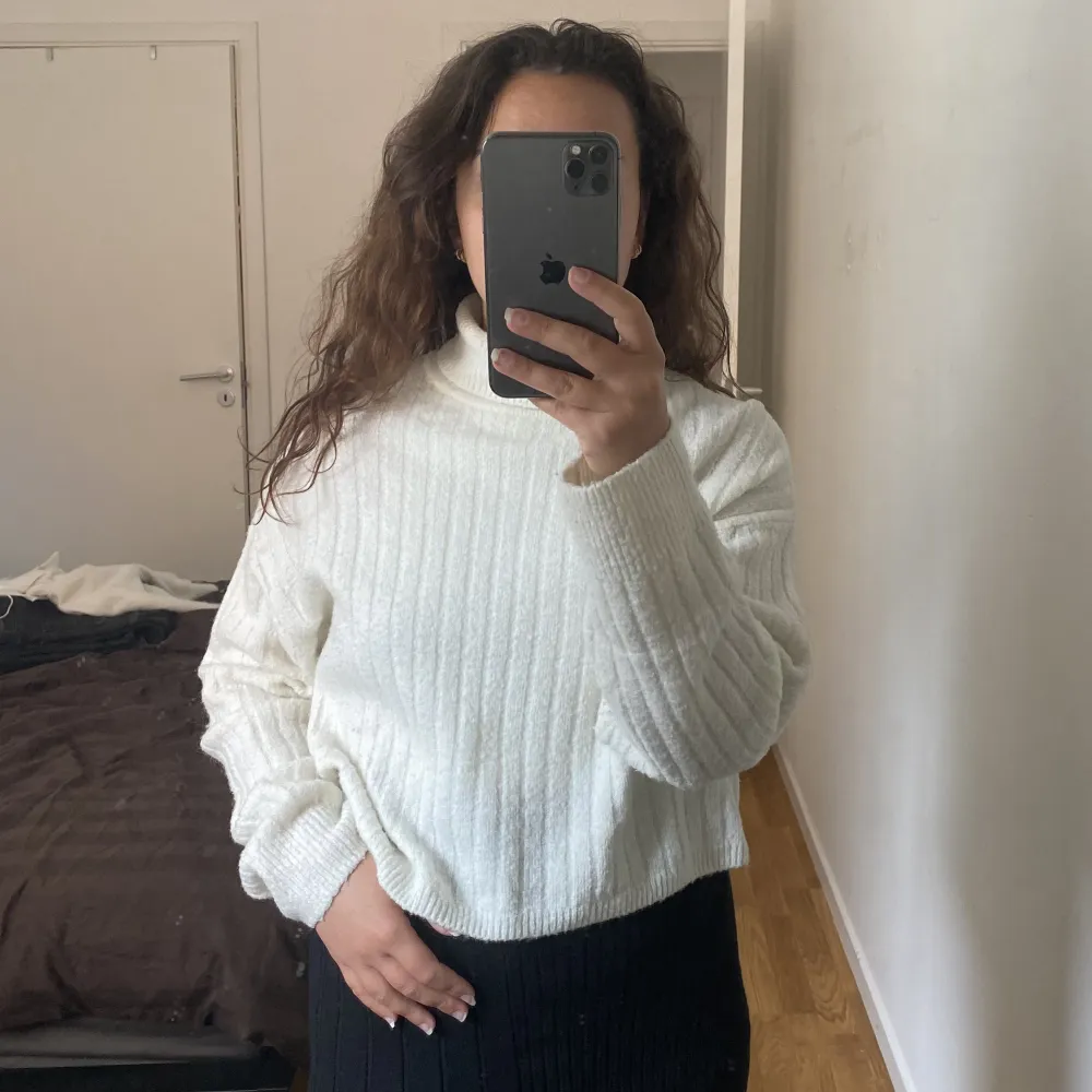 Fin vit polotröja från Asos! Storlek 32, skulle säga att den sitter som en XS. Modellen är något croppad :). Tröjor & Koftor.