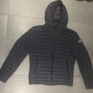 Colmar jacka - Jag säljer min äkta colmar jacka nu då den inte kommer till användning. Den är i storlek 50. Kan skriva privat ifall du vill ha bevis på att den är äkta.