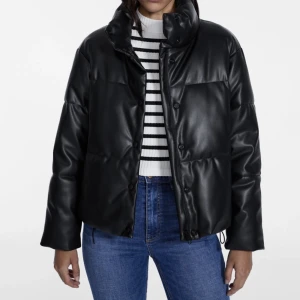 Stradivarius vinterjacka stl xs - Svart snygg vinterjacka, använd men är som ny. Passar xs-s.