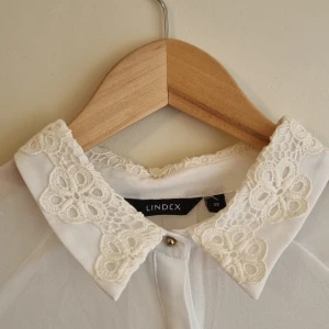 Skjorta med fin krage - Jättefin skjorta med broderi. En liten fläck jag inte försökt få bort. Jättesnygg å fin att ha under en en tröja så kragen sticker fram. Då syns inte fläcken. 