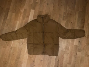 Puffer - Beige/brun puffer 