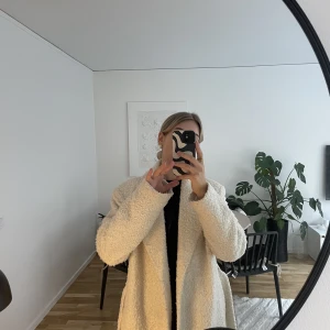 Kappa NAKD - Kappa från NAKD. Köpt på Vinted. Tyckte den var för lång på mig. Jag är 1.64com. Ni ser på bilden hur lång den är på mig.   