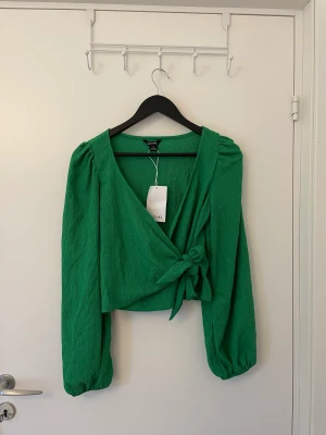 Blus - Grön blus från Monki med knytdetalj