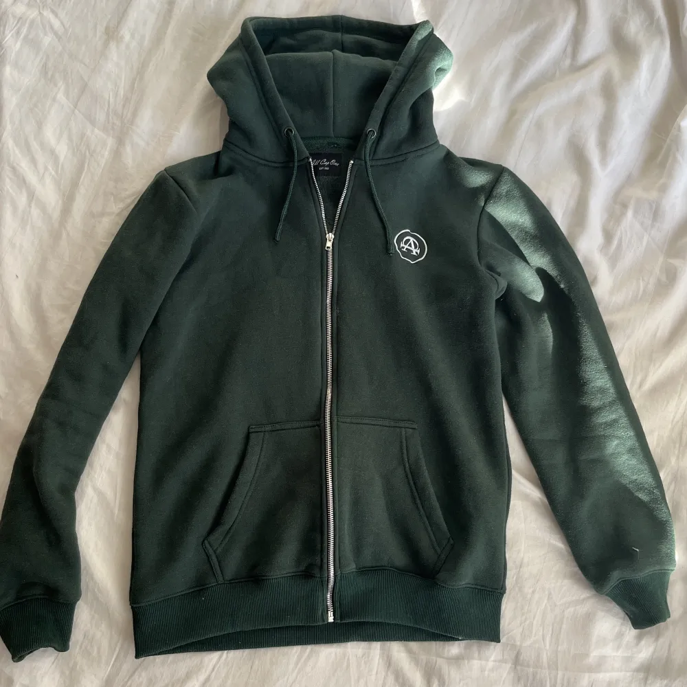 All Cap One Hoodie med färgen mörkgrön. Knappt använd, men väldigt schysst hoodie som säljs för ett bra pris!🫵🏽. Hoodies.