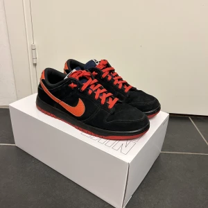 Nike dunk low - Ett par unika Nike by you dunks, köpta för 1350kr för mer än 1,5 år sedan. De har inte blivit använda mycket de är därför jag säljer dom till ett bra pris. Bara att höra av sig vid mer frågor