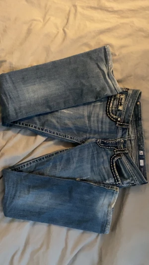 Miss me jeans🥳🙏 - Inte HELT 100 på att jag vill sälja men tror nog det. Dom är jätte jätte jättevackra men dom börjar bli lite för stora och lite tråkiga🙏 Midja: 40-41cm innerben: runt 84cm💯