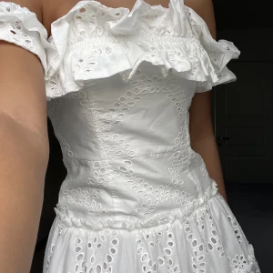 Vit klänning - Jättefin klänning från Zara som är helt oanvänd. 