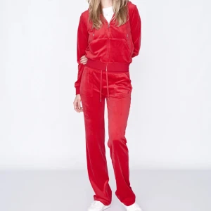 Säljer mitt röda Juicy Couture set - Hej jag säljer mitt röda juicy couture set då jag inte använder det längre, byxorna är i XS och tröjan är i S. Hör av er om ni är intresserade och man kan även köpa en del om man vill