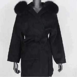 Säljer denna kappa jag köpt på sstore med äkta päls i storlek S men skulle säga att den passar S/M. Säljer den för att jag aldrig fått användning av den.🩷