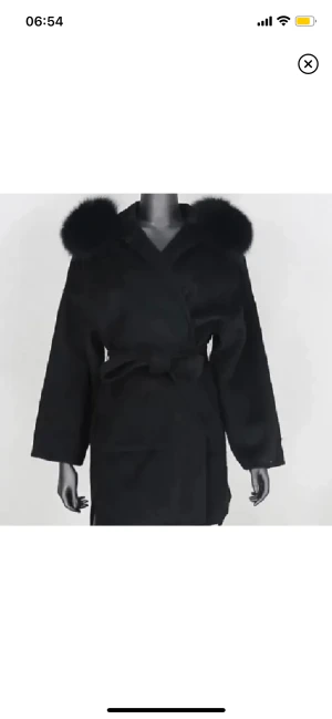 Pälskappa - Säljer denna kappa jag köpt på sstore med äkta päls i storlek S men skulle säga att den passar S/M. Säljer den för att jag aldrig fått användning av den.🩷