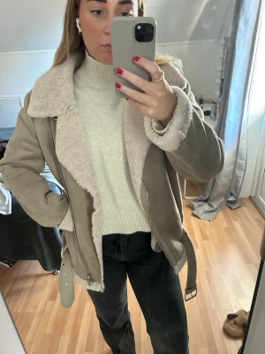 Jacka  - Säljer en jacka ifrån Zara i storlek S. Skulle säga att den är lite overzised i modellen. 