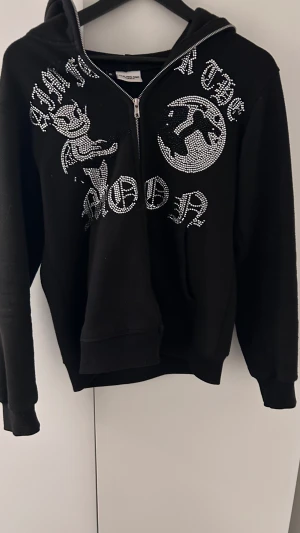 Aim for the moon zip tröja - Cond 9/10 använt ett fåtal gånger men den är toppskick alla stenar sitter kvar och inga övriga skador Denna går ej att få tag i mer!