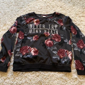 Lindex tröja - Blommig tunn tröja från lindex. Använd.