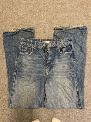 Blå jeans  - Jättefina ljusblå jeans från gina. De är högmidjade och vida, strl 34 men de sitter löst på mig så de passar nog 36 också💕