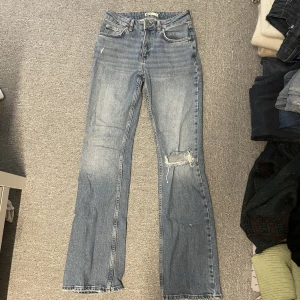 Bootcut jeans - Jättefina bootcut och midwaist jeans från gina. Nypris ca 500kr De har ett hål i ena knät och är bara använda ett fåtal gånger💕