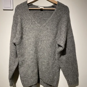Oversize grå stickad tröja - Oversize XS, passar allt ifrån en XS-M beroende på hur man vill att tröjan ska sitta. Fint skick & inga anmärkningar.