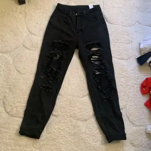 Svarta jeans med hål både på valborg framsida oanvända passar xs 