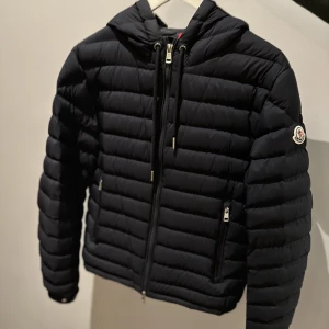 Moncler jacka  - Hej, jag säljer min moncler jacka då jag har ingen användning av den. Perfekt för höst/vår.   Medföljer kvitto samt går att göra QR-check   OBS! Tar ej emot byten 