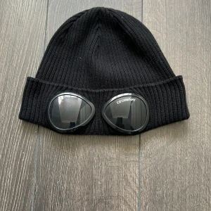 Cp.company mössa - Säljer en cp.company mössa, mössan är 3 veckor gammal och är i skick 10/10 den har inga hål.