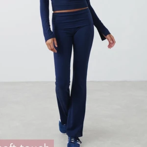 Gina yoga pants - Använda nån gång, är inprincio i nyskick, super sköna men tyvärr lite för korta på mig, kan skicka fler bilder