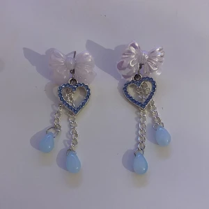 handgjorda örhängen - ⋆˙⟡ ♡ ☁️handgjorda örhängen gjort av mig i rostfritt stål☁️ ♡ ⟡˙ ⋆ + frakt. alltid rengjorda innan de fickas iväg.