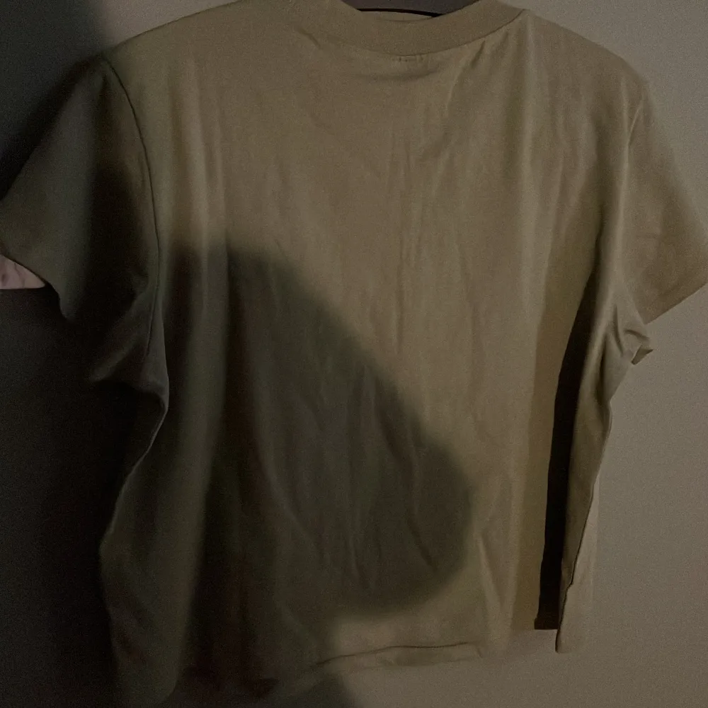 Grön t shirt från H&M, aldrig använd lappar är kvar. Lite kort vid magen. Storlek Medium.. T-shirts.