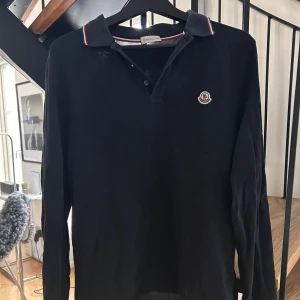 Moncler Píke - Moncler pike som jag fick i julklapp förra året. Den satt inte som önskat på mig, vilket har resulterat till att jag inte använt den mer än 5-8 gånger knappt.  Nypris: 3500 Mitt pris: 1800