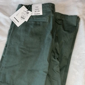 Cargo byxor  - Cargo byxor från Pull&Bear i storlek 38, low Rise regular length. Helt nya bara testade. Nypris ca 400kr 