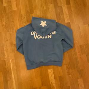 Sparsamt använd hoodie, skick 8/10. Säljer den för att den inte längre passar min garderob:) Storlek L passar boxy, färg ljusblå 