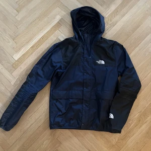 North Face windbreaker - Säljer denna feta jackan, bra till våren ganska luftig så om du ska ha den i kallare väder skulle jag tipsa om något under!